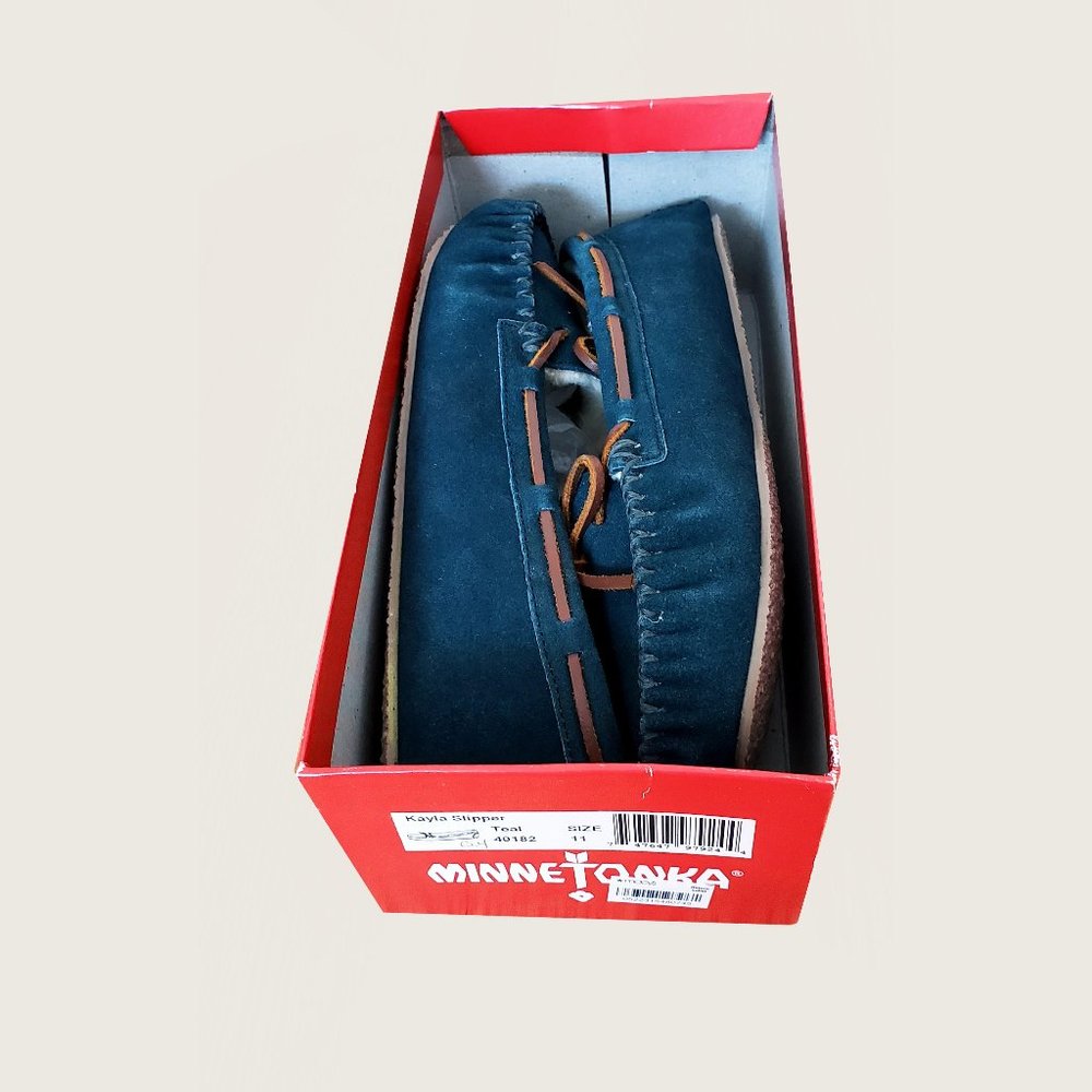 Minnetonka Kayla Moccasins NWT - Picture 10 of 10
